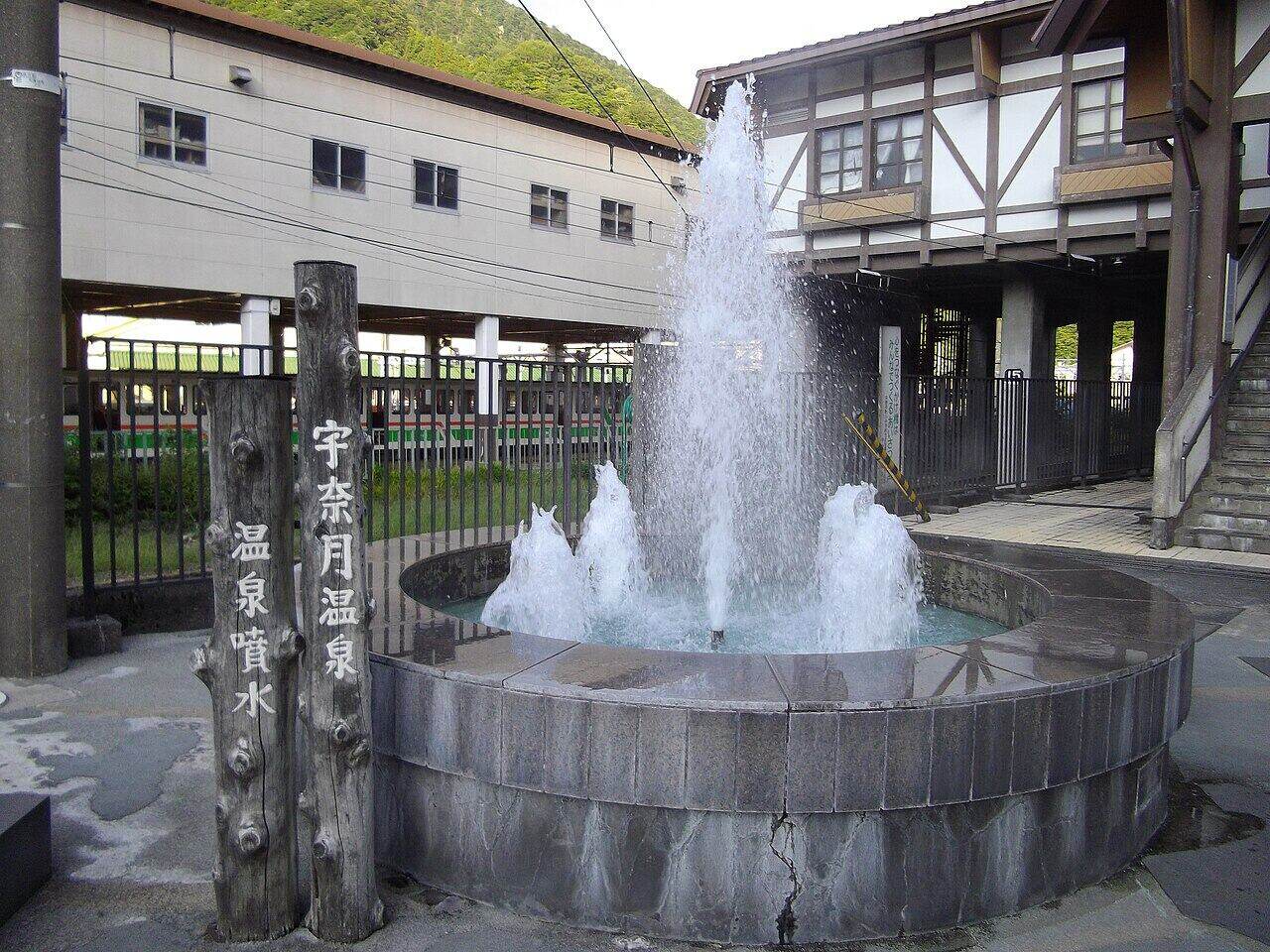 宇奈月温泉の噴水と山あいの湯まちの景色