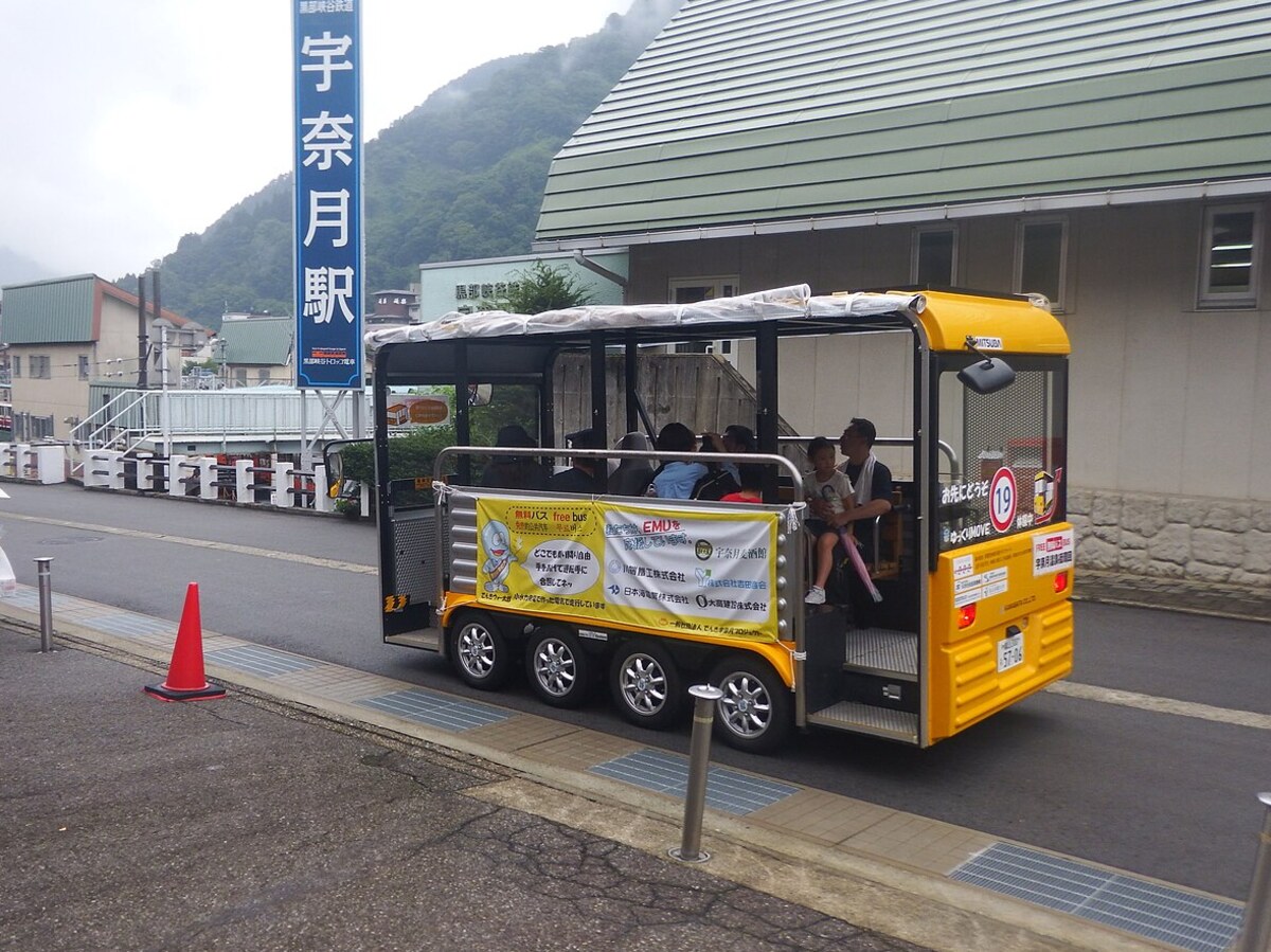 除雪の並んだ朝道を煙らせる湯気の冬季朝景